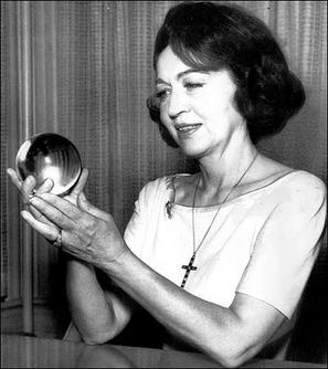 Jeane Dixon, su crucifijo católico y su célebre bola de cristal